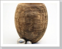 Vase aus Nussbaum : B 22 cm H 30 cm